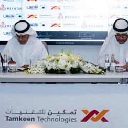 العثور على معلم متوفى داخل مركبته في القنفذة