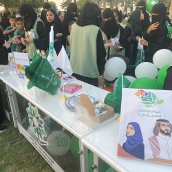 المستشار السعدي يهدي نسخة من كتابة مداد بحب الوطن لمحافظ شقراء