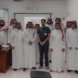 سمو الأمير سعود بن نايف يقلد مدير السجون بالمنطقة رتبته الجديدة