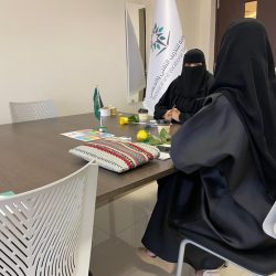 مدير مطار الملك سعود بالباحة يبحث الفرص الوظيفية لخريجات تقنية البنات مع مديرة التنسيق الوظيفي بالكلية