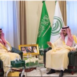 الفنانة التشكلية  عائشة دحمان تتلقي خطاب شكر من رئيس مركز قنا