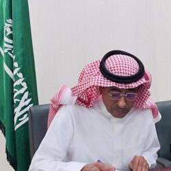 سموُّ محافظِ جدة يقتني عددًا من الإصدارات في جناح دارة الملك عبدالعزيز بمعرض جدة للكتاب