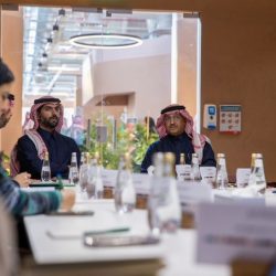 سمو محافظ الأحساء يتفقّد مركز الخن ويلتقي بالأهالي