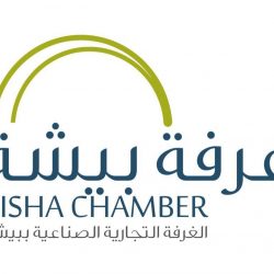 أمير تبوك يهدي أصغر متطوع بتبوك قلمه الخاص .. 