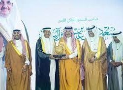 سمو أمير منطقة الحدود الشمالية يلتقي مُربّي ومنتجي المواشي وعدداً من النحالين والمزارعين