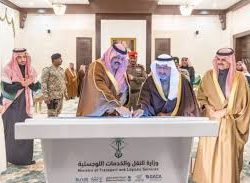 امين عسير يدشن سارية العلم  ويوجه بفتح الواجهة البحرية على مدار 24 الساعة   