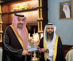 سمو نائب أمير منطقة نجران يكرّم الطالبة غيداء اليامي