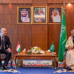 مركز الملك سلمان للإغاثة يوزع 250 كوبونا غذائيا على اللاجئين في مخيم حطين في محافظة الزرقاء بالأردن