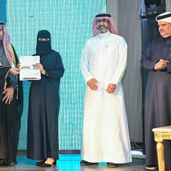 سموُّ محافظِ الأحساء يدشِّن كرنفال الزهور الرابع