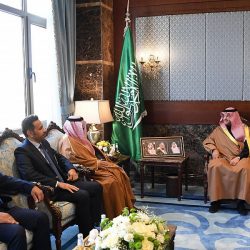 رئيس جامعة شقراء يكرم الطالبتين الفائزتين بجائزة أفضل ابتكار بملتقى التوجهات العالمية في التعليم