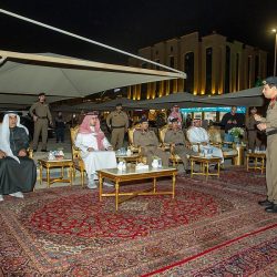 برائحة الهيل والزعفران.. الحلوى العمانية ضيف دائم في مهرجان التمور بالجوف