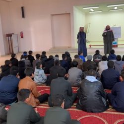 مدرسة أبو دجانة تكرم طلاب الصف الأول الابتدائي المتفوقين. 