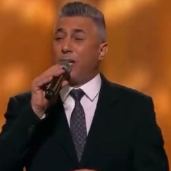 عمر العبداللات يبكي عائلة طلال مداح والجمهور بأداء أغنية “قولوا للغالي” في حفل ليلة تكريم صوت الأرض