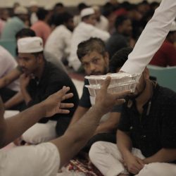 مقدمو خدمات إفطار الصائمين بالمسجد الحرام يعبرون عن سعادتهم بهذه الخدمة الجلية