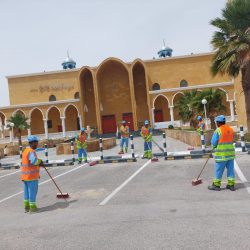 أمير الشرقية يودي صلاة عيد الفطر المبارك مع جموع المصلين بالدمام