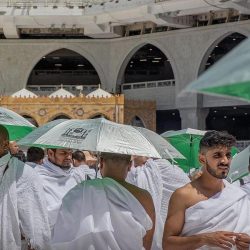 جموع المصلين بالمسجد الحرام تؤدي صلاة العشاء والتراويح