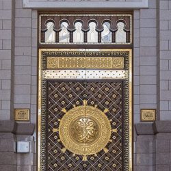 سمو الأمير فيصل بن سلمان يدشن الحافلة الكهربائية بالمدينة المنورة