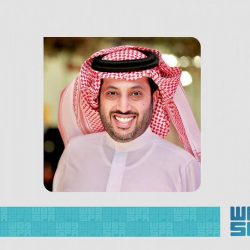 خادم الحرمين الشريفين يؤدي صلاة عيد الفطر في قصر السلام بجدة