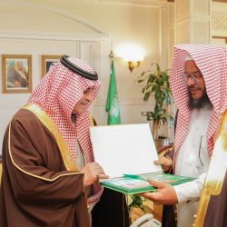 سمو أمير القصيم يتسلم التقرير السنوي لفرع وزارة الموارد البشرية والتنمية الاجتماعية بالمنطقة للعام الماضي