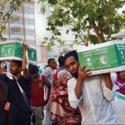 مركز الملك سلمان للإغاثة يوزع أكثر من 6 أطنان من السلال الغذائية في منطقة بنتن بجمهورية إندونيسيا