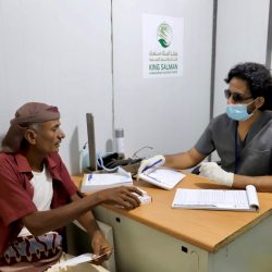 أمير منطقة الرياض يؤدي صلاة الميت على “عبدالرحمن بن عبدالله بن عبدالرحمن آل سعود”