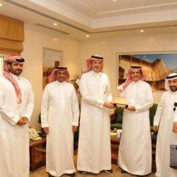 تنفيذ أعمال سفلتة وتحسين تقاطعات وصيانة الطرق بالجبيل