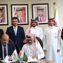 سمو الأمير سعود بن طلال يرعى توقيع مذكرة تفاهم لأرامكو السعودية مع جمعيتي فتاة الأحساء وحرفة التعاونية لإنشاء مصنع للبشت الحساوي 