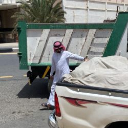 الأمير تركي بن طلال يستقبل المواطنين والمقيمين خلال المجلس العام الذي عقده بمكتبه بديوان الإمارة.