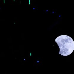 شؤون الحرمين تودع الحجاج بعد أداء طواف الوداع بنسخة من المصحف الشريف