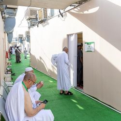 سمو الأمير فيصل بن بندر يؤدي صلاة الميت على سمو الأميرة موضي بنت محمد بن سعود الكبير رحمها الله