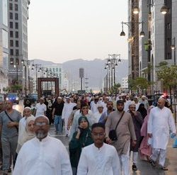 سمو أمير منطقة جازان يستقبل منسوبي الإمارة المهنئين بعيد الأضحى المبارك