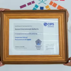 مركز الملك سلمان للإغاثة يوزع 3.000 كرتون تمر في مدينة الأزارق بمحافظة الضالع