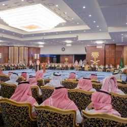 مدير تعليم الطائف يطمئن على صحة الطلاب المنومين في مستشفى الأطفال . 