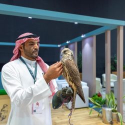 جراحة دقيقة لاستئصال ورم من رقبة مريض