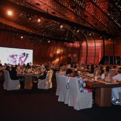 فريق طبي من مستشفى ابها الخاص يقوم بعملية استئصال جراحي لورم عصبي نادر لطفلة من الغدة النكافية 