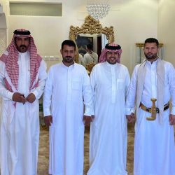 شرطة منطقة الرياض تقبض على شخصين لإيقاف مركبتيهما في طريق عام وعرقلة حركة السير ومخالفة الآداب العامة