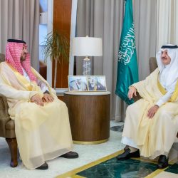 محافظ محايل يؤدي الصلاة على شهيد الواجب (آل دهمان) وينقل تعازي القيادة لذويه