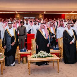 “إثراء” يجمع أكثر من 80 عملًا فنّيًا بمعرض “البحث عن النور” للفنان بيتر ساندرز