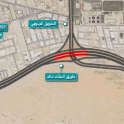 محافظ محايل يتقدّم المصلين في صلاة الاستسقاء*