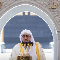 ضيوف برنامج خادم الحرمين الشريفين للعمرة والزيارة يؤدون “الجمعة الأولى” في رمضان بالمسجد الحرام