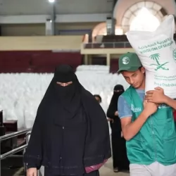 مركز الملك سلمان للإغاثة يوزع 1.506 أكياس من الأرز في مديرية المضاربة بمحافظة لحج