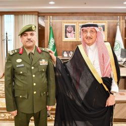 الأحمري يطمئن على صحة اليحيا المدير السابق لتراحم الرياض