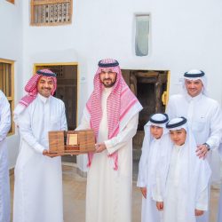 *بمتابعة محافظ محايل*  *وكيل المحافظة يقف على حريق المفروشات وسط المحافظة*