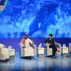 رئيس وأعضاء غرفة بيشة يزورون المركز الحضاري 