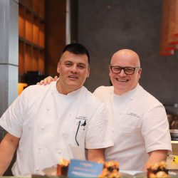 نائب أمير مكة يتفقّد سير العمل الميداني والخدمات المقدمة للحجاج في “صالات الحج”