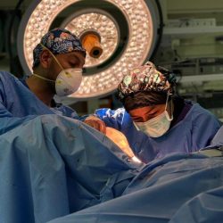 “الشؤون الإسلامية” بالجوف توزع هدية خادم الحرمين على الحجاج المغادرين عبر منفذ الحديثة