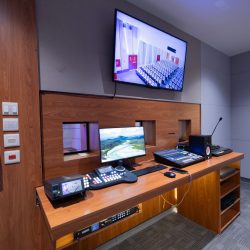 سمو أمير منطقة الباحة يكرم “مؤسس جائزة الباحة للإبداع والتميز ” الأمير مشاري بن سعود