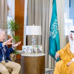 أمير منطقة عسير يكرم طالبة التمريض خديجة عسيري