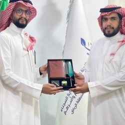 سمو نائب أمير منطقة عسير الأمير خالد بن سطام يلتقي في مكتبه بديوان الإمارة، مدير عام فرع وزارة الشؤون الإسلامية والدعوة والإرشاد بالمنطقة، الشيخ أحمد بن عبدالله الخيري، 