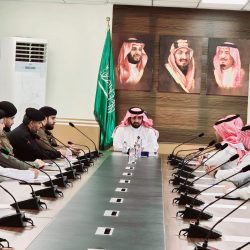 الاتحاد الانجليزي لعبور بحر المانش يمنح القصيبي درع العبور 